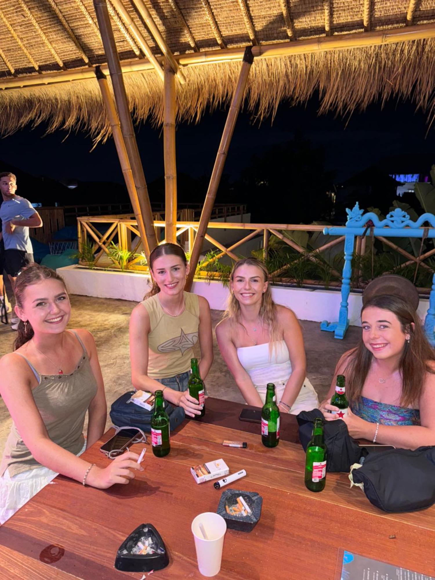 Canggu Central Hostel ภายนอก รูปภาพ