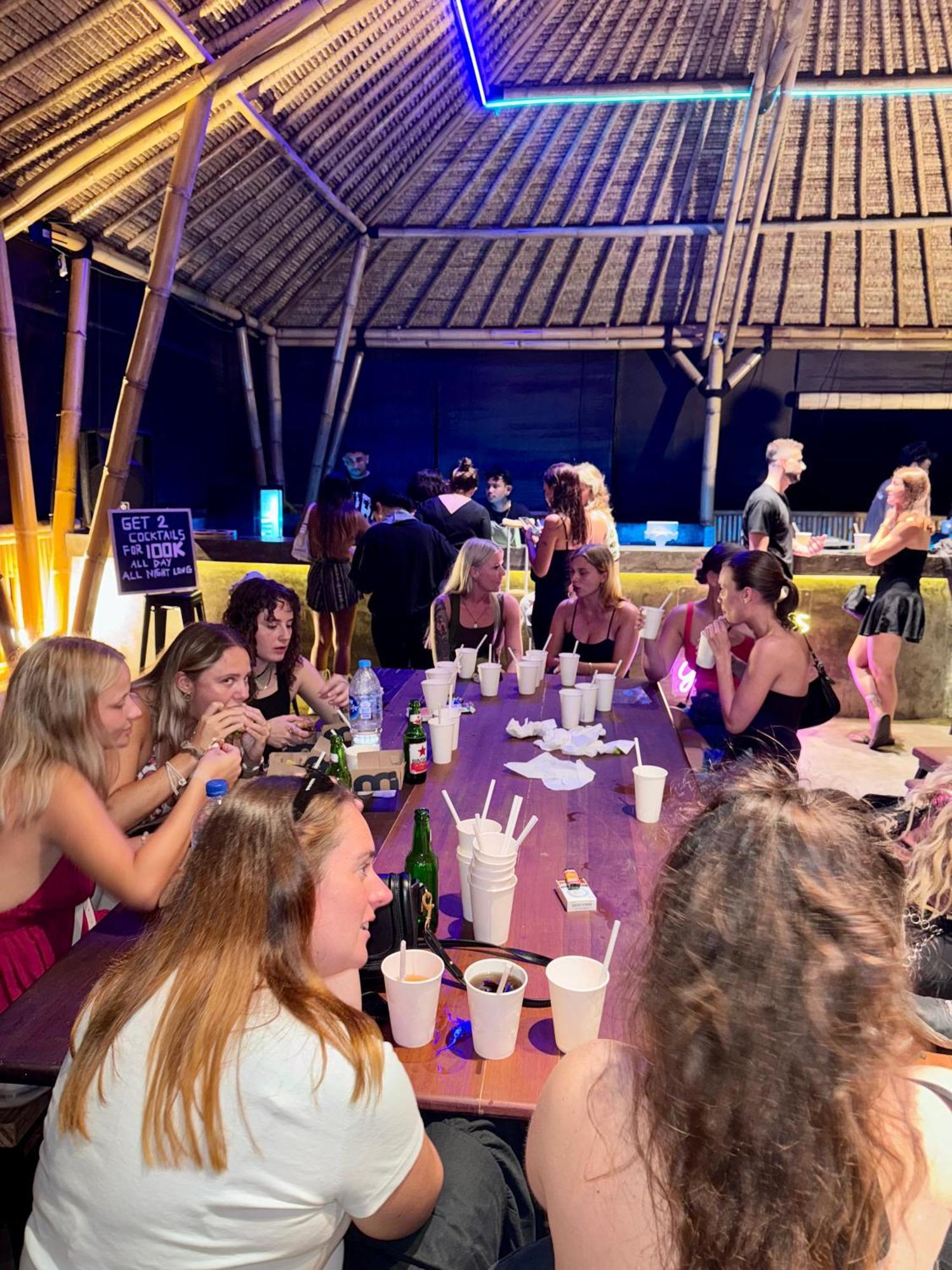 Canggu Central Hostel ภายนอก รูปภาพ
